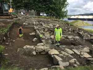Utgravningen av middelalderruinen foregår i tidsrommet 6. juni - 15. august. Det er også funnet kraftige middelaldermurer inne på kirkegården. Vi tror disse murene er en del av den samme hallbygningen som synes å være ca. 50 m lang. Foto Marit S. Vea