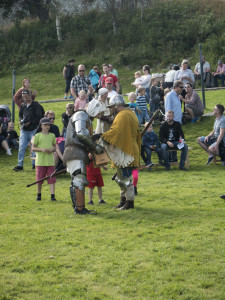 Klargjøring til duell. Foto Julie Tjøsvoll
