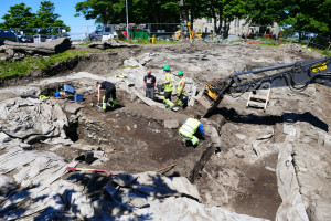 27. juni. 2017. Kongsgårdprosjektet har fått bekreftet at kongshallen hadde en overetasje i stein. På dette stadiet er det avdekket ca 23 m av kongshallen, uten at endeveggen mot nord er funnet. Foto Marit S. Vea