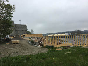 Det midlertidige vernebygget begynner å ta form. Mai 2018.