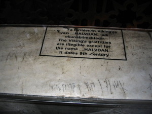 En av to runeinnskrifter i Haga Sofia i Konstantinopel. Bare navnet Halfdan er tolket. Han tilhørte trolig keiserens skandinaviske livgarde kalt væringene. (Foto Wikimedia Commons)  