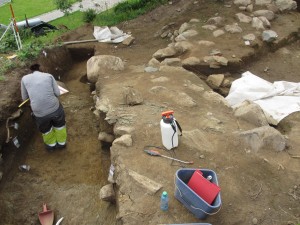 Detalj fra borganlegget som ble funnet på Avaldsnes i 2012. Steinmurene er nå dekket til igjen. dette for å sikre anlegget som ikke ble fullstendig utgravd. (Foto Ørjan Iversen)