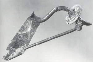 Rosettfibula. Vakker draktspennet funnet i en kvinnegrav på Vårå ved Avaldsnes. Tidlig 200-tall. (Foto AmS) 