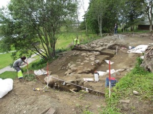 I 2012 fann vi rester av eit borganlegg på Avaldsnes. Det blei bygd ein gong mellom 600 og 800 e. Kr. Slike anlegg vitnar om urolege tider.  Var det Augvald eller etterkomarane hans som bygde borga? 