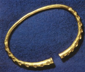 Armring av gull frå skipsgrava Storhaug, 779. Flatøyboka fortel at kong Halv også hadde ein stor gullring.   (Foto Historisk museum, Bergen)