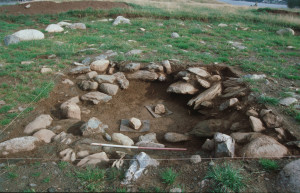 Grava til «Kvinna med tordenkilen» låg inne i det eldre  gravanlegget  frå romartid. (Foto: Am, UiS)   