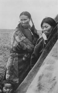Samojedkvinner. Frå Nansen sin ekspedisjon til Sibir tidleg på 1900-talet. Nansen skriv at nokre av dei mørke samojedane han møtte minna om kinesarar av utsjånad.  (Foto: Frå Nansens bok: Gjennom Sibir)  