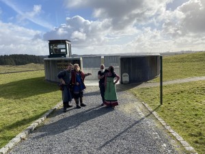Hjør og Ljufvina ankommer Avaldsnes fra Sagamuseet på Island. Nå skal de på plass i Vindushallen i Historiesenteret Foto M.S.Vea. 