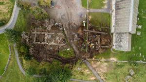 Kongsgårdruinen sett ovenfra. Foto Austevik Dronefoto
